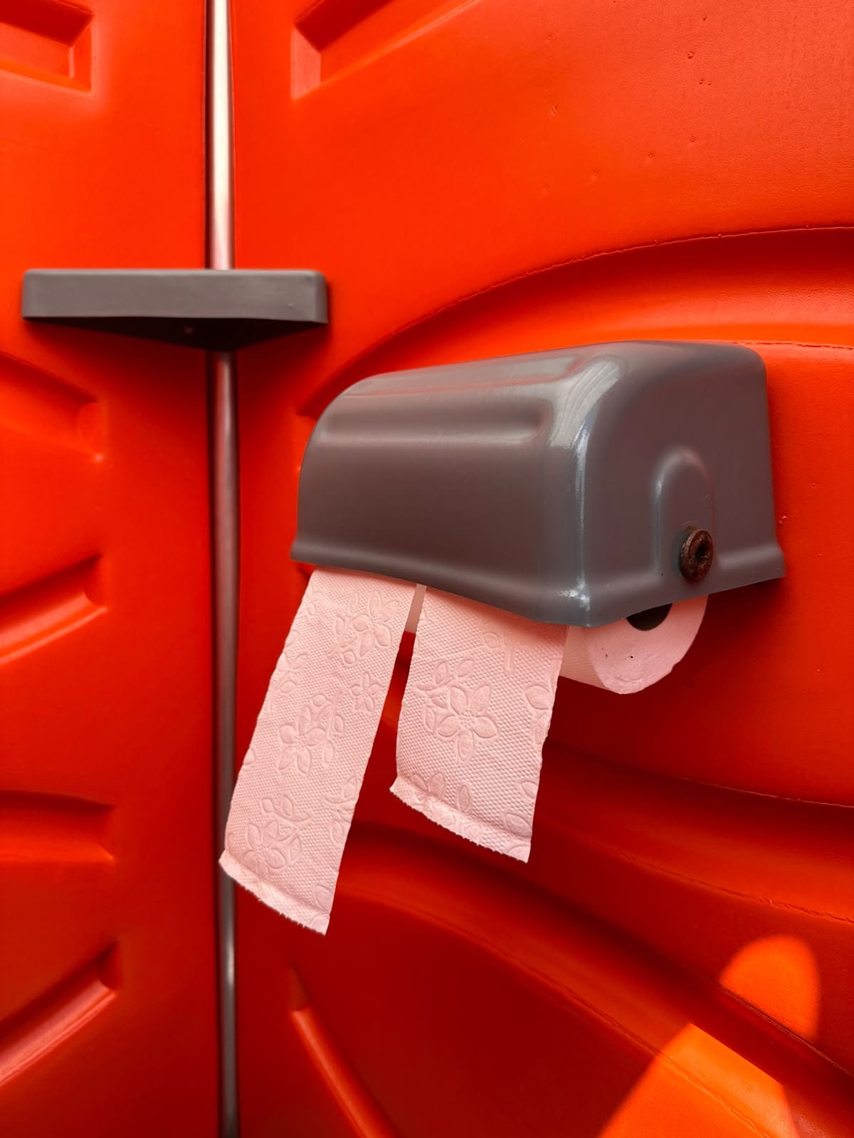 Suporte de papel higiênico e prateleira porta-objetos no canto do banheiro STD