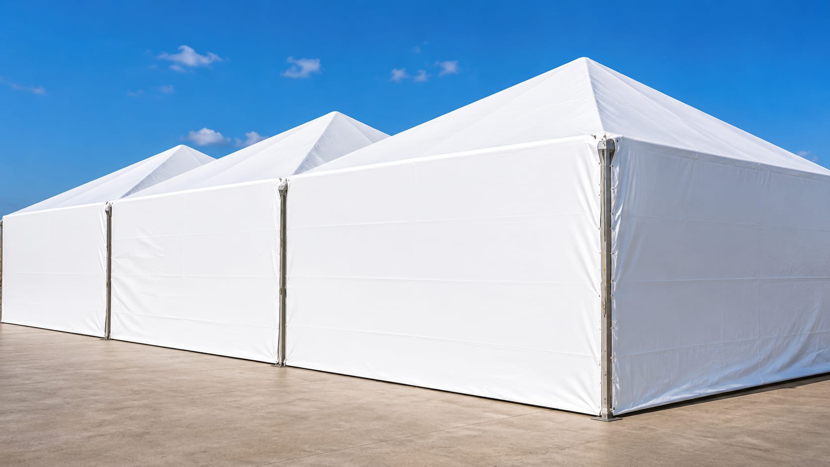 Tenda com fechamento lateral em lona branca
