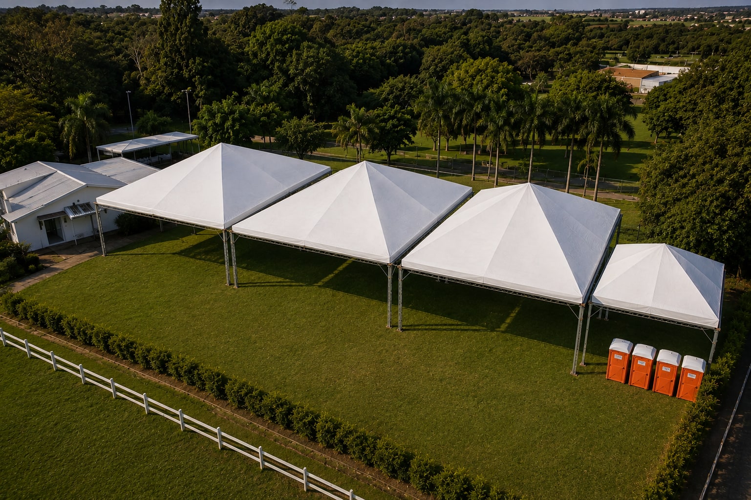 Montagem geral de tendas brancas da Mathias Eventos