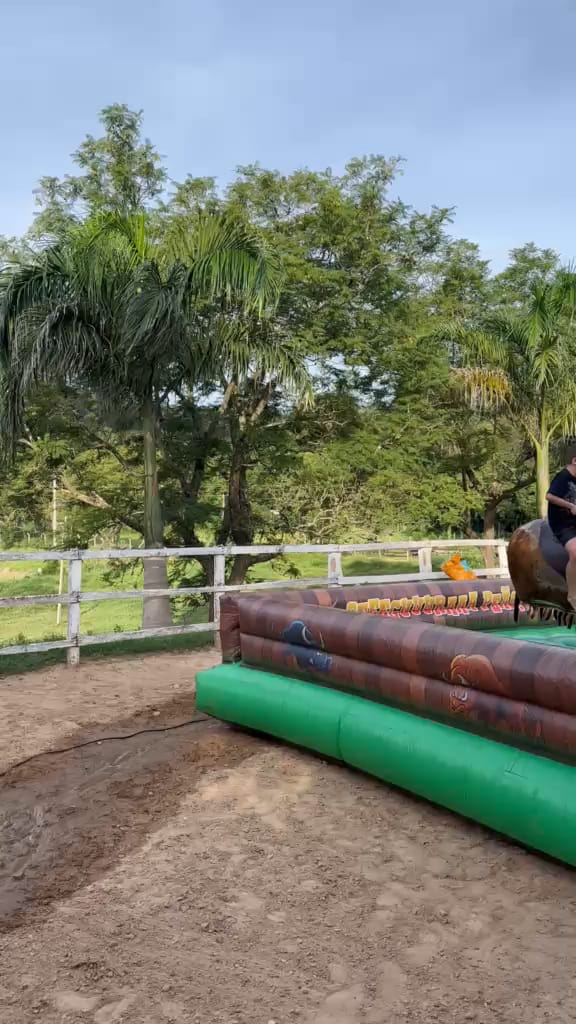 Arena inflável do touro mecânico montada em área de terra